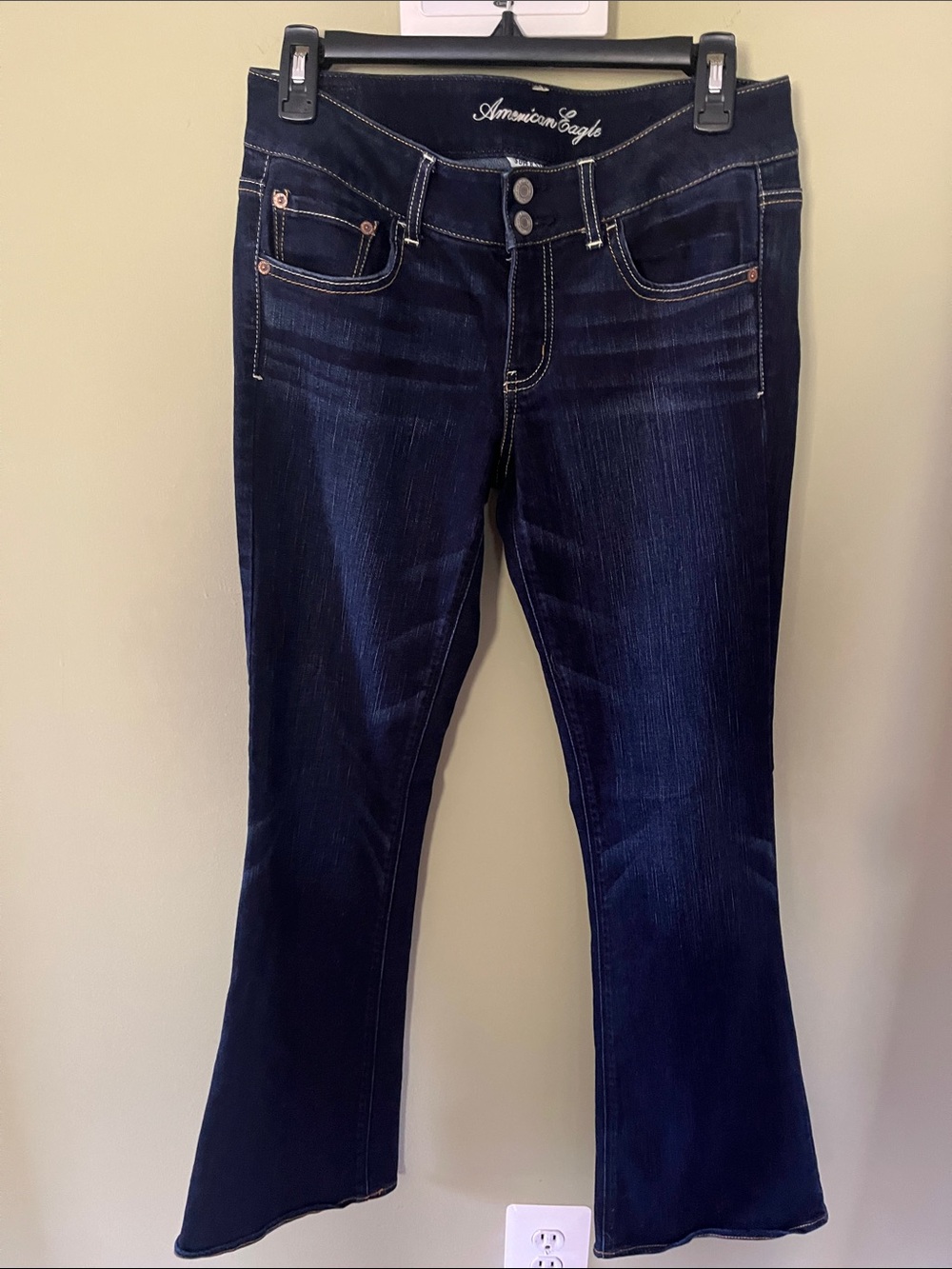 Women’s Classic American Eagle Artist Super Stretch Flare Jeans. Size 8.